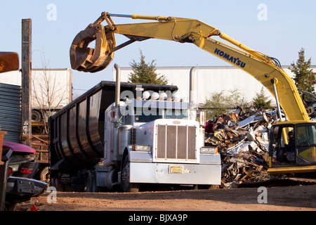 Caricamento di un grande camion autocarro a junkyard con metallo di scarto. Foto Stock