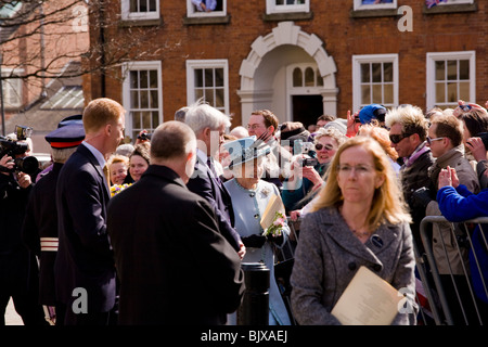Sua Maestà la Regina saluta la folla di persone benestanti nel derby per la cerimonia del Maundy dare soldi a Pasqua. Foto Stock
