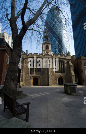 St Helen la chiesa di St Mary Axe (il Gherkin) dietro la città di Londra, Inghilterra. Foto Stock