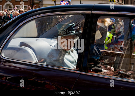 Sua Maestà la Regina Elisabetta II sat nel retro del suo stato di Bentley Limousine su una visita a Derby per dare denaro Maundy Foto Stock