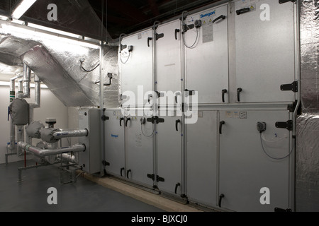 Nuovo impianto HVAC ventilazione riscaldamento e sistema di climatizzazione in un moderno edificio per uffici Foto Stock