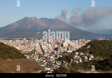 Kagoshima, Giappone con il Monte Sakurajima in eruzione Foto Stock
