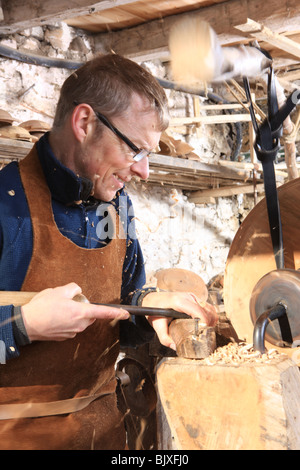 Woodturner Robin Wood e bocce nella sua officina a Edale nel distretto di Peck usando un piede powered pole tornio. Foto Stock