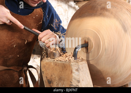 Woodturner Robin Wood e bocce nella sua officina a Edale nel distretto di Peck usando un piede powered pole tornio. Foto Stock