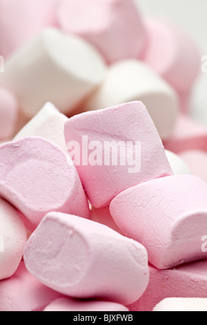 Pila di colore rosa e bianco marshmallow Foto Stock