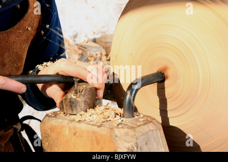 Woodturner Robin Wood e bocce nella sua officina a Edale nel distretto di Peck usando un piede powered pole tornio. Foto Stock