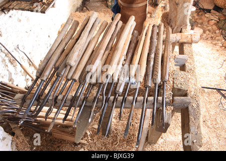 Gli strumenti utilizzati da Woodturner Robin Wood e bocce nella sua officina a Edale nel distretto di Peck Foto Stock