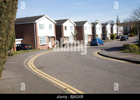 Alloggiamento moderno con doppio giallo linee, Wells Road, Colchester, Essex Foto Stock