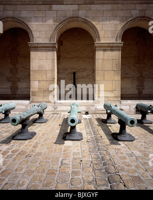 I cannoni di fronte all edificio Foto Stock