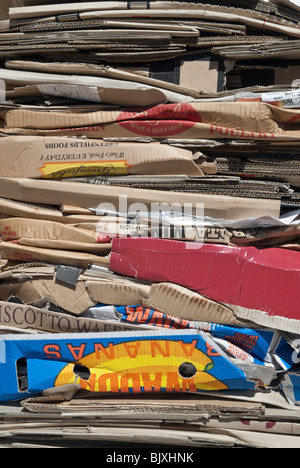 Pila di scatole di cartone compresso pronto per il riciclaggio Foto Stock