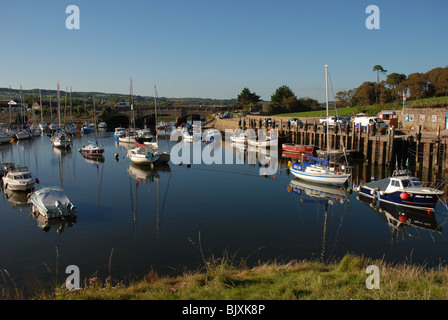 Porto Axmouth; barche ormeggiate nel porto di Axmouth, vicino a Seaton, South Devon. Axmouth Harbour è un riparato porto si trova wi Foto Stock