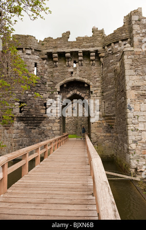 Beaumaris Castle Sito Patrimonio Mondiale Anglesey North Wales UK. Immagine presa da strada pubblica Foto Stock