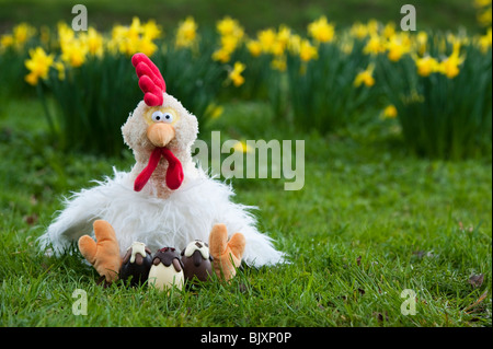 Soffice pollo Pasqua peluche e le uova di Pasqua di cioccolata. Regno Unito Foto Stock