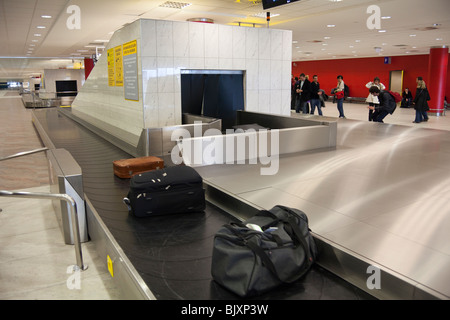 I passeggeri in attesa per i bagagli in aeroporto di Ruzyně Aeroporto, Repubblica Ceca Foto Stock