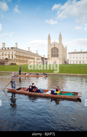 Punting sul fiume Cam da Kings College Chapel, Cambridge Regno Unito Foto Stock