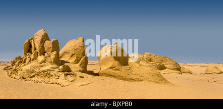 Panoramica del paesaggio che mostra l'erosione di vento nella Valle delle Balene, Wadi El-Hitan, deserto occidentale d'Egitto Foto Stock