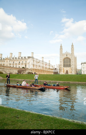 Punting sul fiume Cam da Kings College Chapel, Cambridge Regno Unito Foto Stock