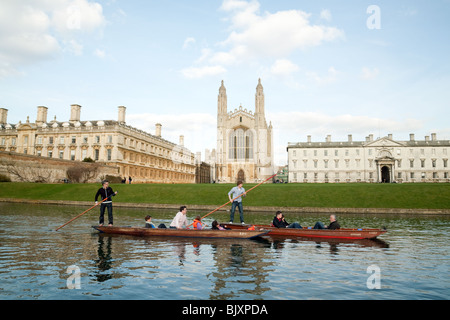 Punting sul fiume Cam da Kings College Chapel, Cambridge Regno Unito Foto Stock