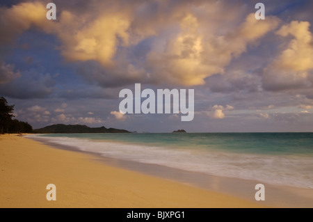 Waimanalo Beach a sunrise; Windward Oahu, Hawaii. Foto Stock