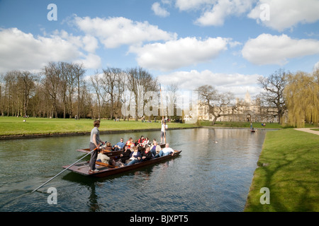 Punting sul fiume Cam sulle spalle tra Trinity e St Johns College in primavera, Cambridge UK Foto Stock
