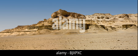 Panoramica del paesaggio che mostra gli strati di roccia argillosa nella Valle delle Balene, Wadi El-Hitan, deserto occidentale d'Egitto Foto Stock