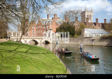 Punting sul fiume cam sul dorso con St Johns College in background, Cambridge, Regno Unito Foto Stock