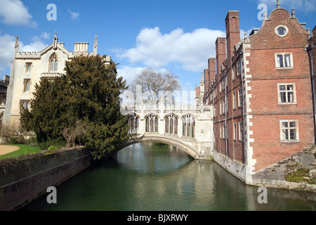 Il Ponte dei Sospiri oltre il fiume Cam, St Johns College, Università di Cambridge, Regno Unito Foto Stock
