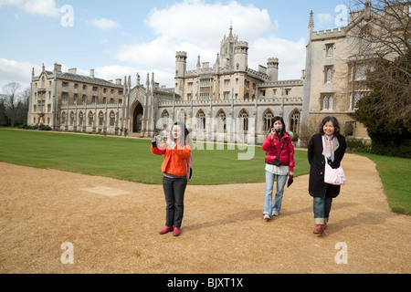 I turisti scattano foto fuori New Court, St Johns College, Cambridge University, Cambridge UK Foto Stock