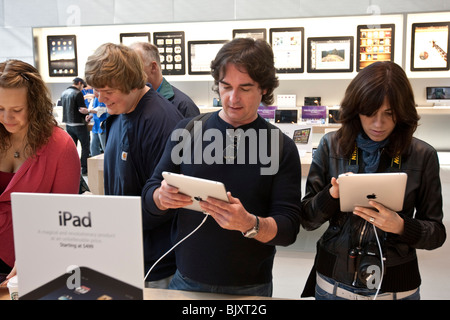 Persone di provare l'iPad Apple al UWS Apple store in New York, Stati Uniti d'America, 3 aprile 2010. Foto Stock
