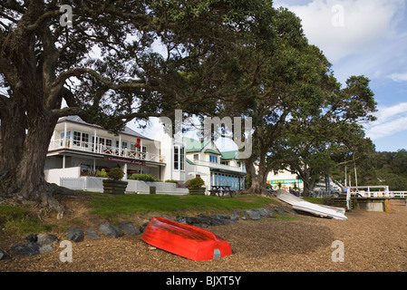 Il trefolo Russell Bay of Islands Isola del nord della Nuova Zelanda. Commodores coloniale Lodge sul lungomare con alberi Pohutukawa Foto Stock