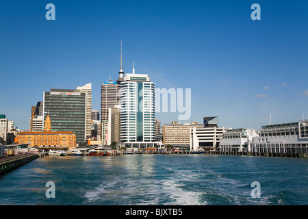 Barca a vela dal porto di Waitemata Edificio Traghetto sul lungomare da Queen's Wharf con CBD al di là. Auckland Isola del nord della Nuova Zelanda Foto Stock