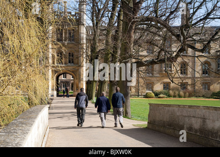 Gli studenti attraversando il ponte sul fiume Cam, Trinity college, università di Cambridge, Cambridge, Regno Unito Foto Stock