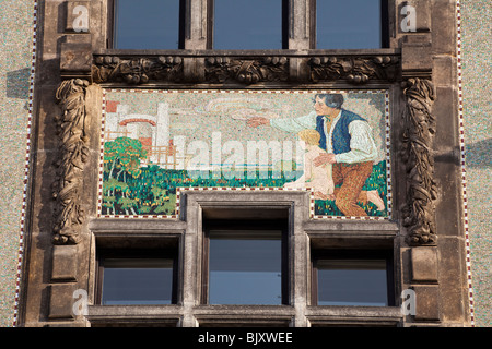 Dettaglio del mosaico su ex provinciale bank building, 18 via Na Prikope, Praga, Repubblica Ceca Foto Stock