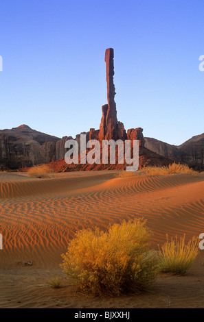 Alba sul totem presso il parco tribale Navajo Monument Valley, Arizona, Stati Uniti d'America Foto Stock