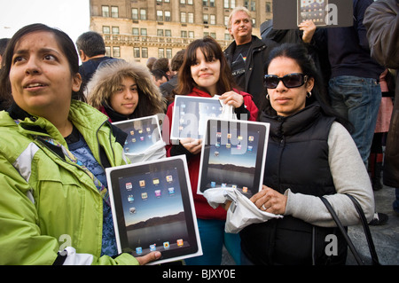 Gli amanti dello shopping, techno-geek e i curiosi si riuniranno presso il negozio Apple Store sulla Fifth Avenue a New York per il rilascio di Apple iPad Foto Stock