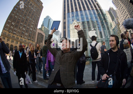 Gli amanti dello shopping, techno-geek e i curiosi si riuniranno presso il negozio Apple Store sulla Fifth Avenue a New York per il rilascio di Apple iPad Foto Stock