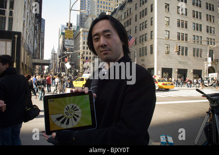 Gli amanti dello shopping, techno-geek e i curiosi si riuniranno presso il negozio Apple Store sulla Fifth Avenue a New York per il rilascio di Apple iPad Foto Stock