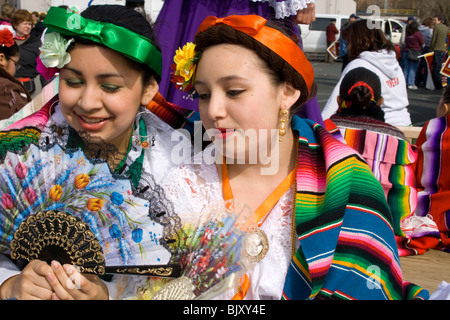 Ispanica adolescenti ragazze vestite di vacanza tradizionali costumi messicani azienda ventilatori. Cinco de Mayo Fiesta St Paul Minnesota USA Foto Stock