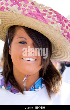 Sorridente bianco donna caucasica età 30 indossa sombrero entrando in parata divertente. Cinco de Mayo Fiesta St Paul Minnesota USA Foto Stock