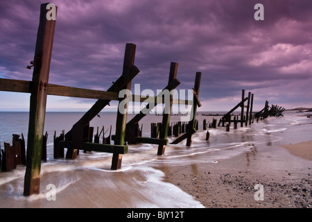 Le nuvole creano un cielo tempestoso oltre Happisburgh Norfolk Foto Stock