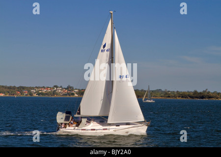 Yacht da crociera a vela in acqua di Melville, Perth, Western Australia Foto Stock