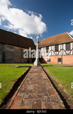 Antica croce ed edifici in Priory Park, Southend on sea, Essex. Foto Stock