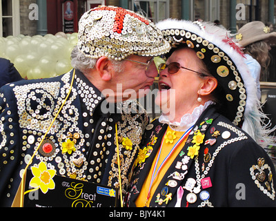 Pucker perla re regina kings queens kissing Londra cockney Foto Stock