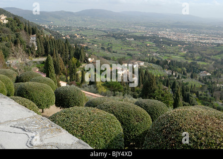 Una spettacolare vista della pianura e Firenze sotto Fiesole dalla Via di San Francesco. Fiesole, Toscana, Italia, Europa. Foto Stock