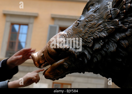 Strofinando il muso del Il Porcellino, il bronzo cinghiale copiati dal romano statua in marmo, che può essere visto nella Galleria degli Uffizi ... Foto Stock