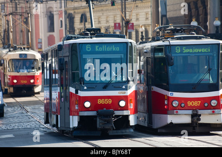 Il tram che passa su Narodni street, Praga, Repubblica Ceca Foto Stock