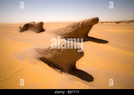 Close up Yardangs, o fango Lions, a metà giornata sole nel deserto del Sahara, in rotta verso il Gilf Kebir, deserto occidentale d'Egitto Foto Stock