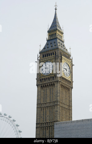 Palazzo di Westminster Clock Tower (Big Ben) con il London Eye sullo sfondo, Westminster, Londra, Inghilterra Foto Stock