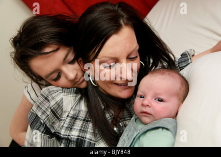 Mamma e figlia adolescente e 5 settimane bambino Foto Stock