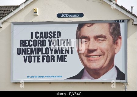 Partito conservatore 2010 elezione generale billboard con Gordon Brown al sito JCDecaux sulla fine della casa a schiera a Newport South Wales UK Foto Stock